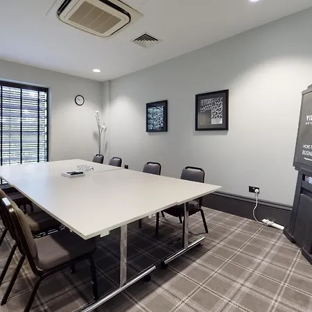 Hotel Village Leeds South 4*