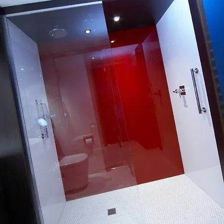 Village Leeds South Hotel 4*